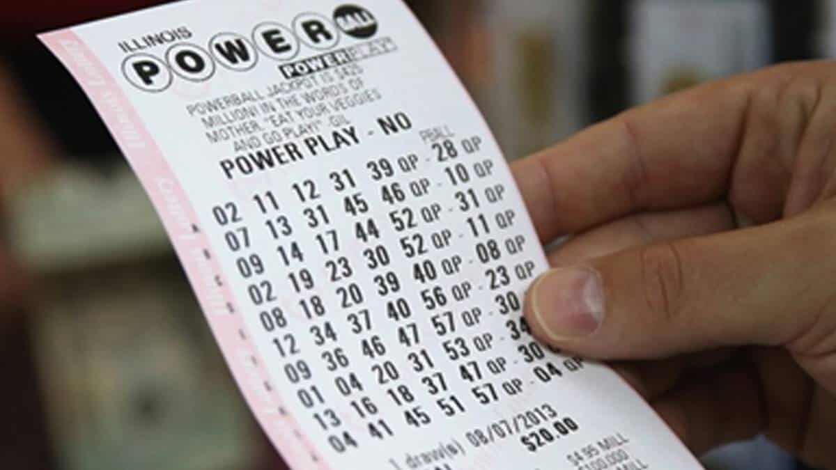 Para ganarte el premio mayor del Powerball debes acertar a los cinco números de las bolas blancas.