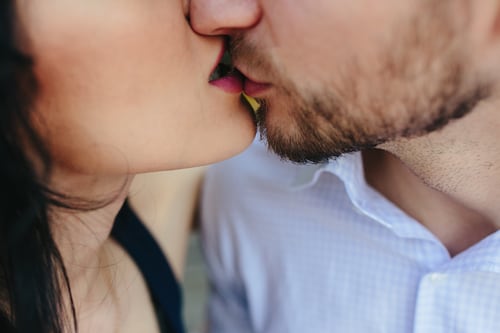 Científicos descubren cómo evolucionaron los besos a través de los años y el origen sería asqueroso