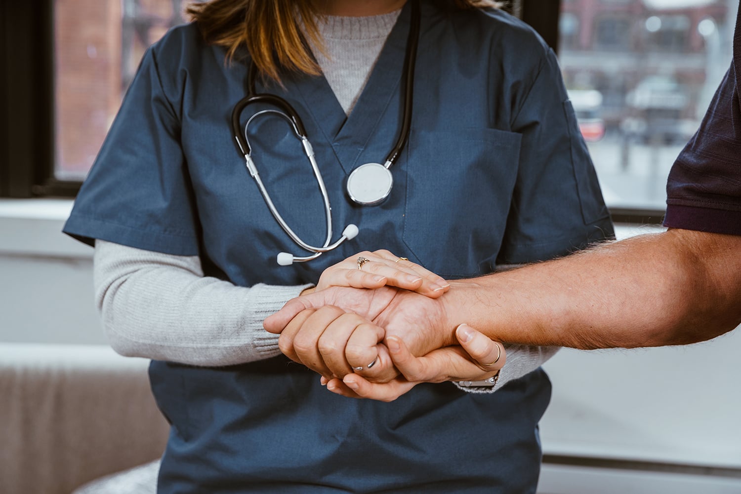 Inmigrante asegura que está endeduda luego de acudir al hospital varias veces.