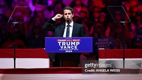El comediante estadounidense Tony Hinchcliffe habla durante un mitin de campaña del expresidente estadounidense y candidato presidencial republicano Donald Trump en el Madison Square Garden de Nueva York el 27 de octubre de 2024. (Foto de ANGELA WEISS / AFP) (Foto de ANGELA WEISS/AFP vía Getty Images)