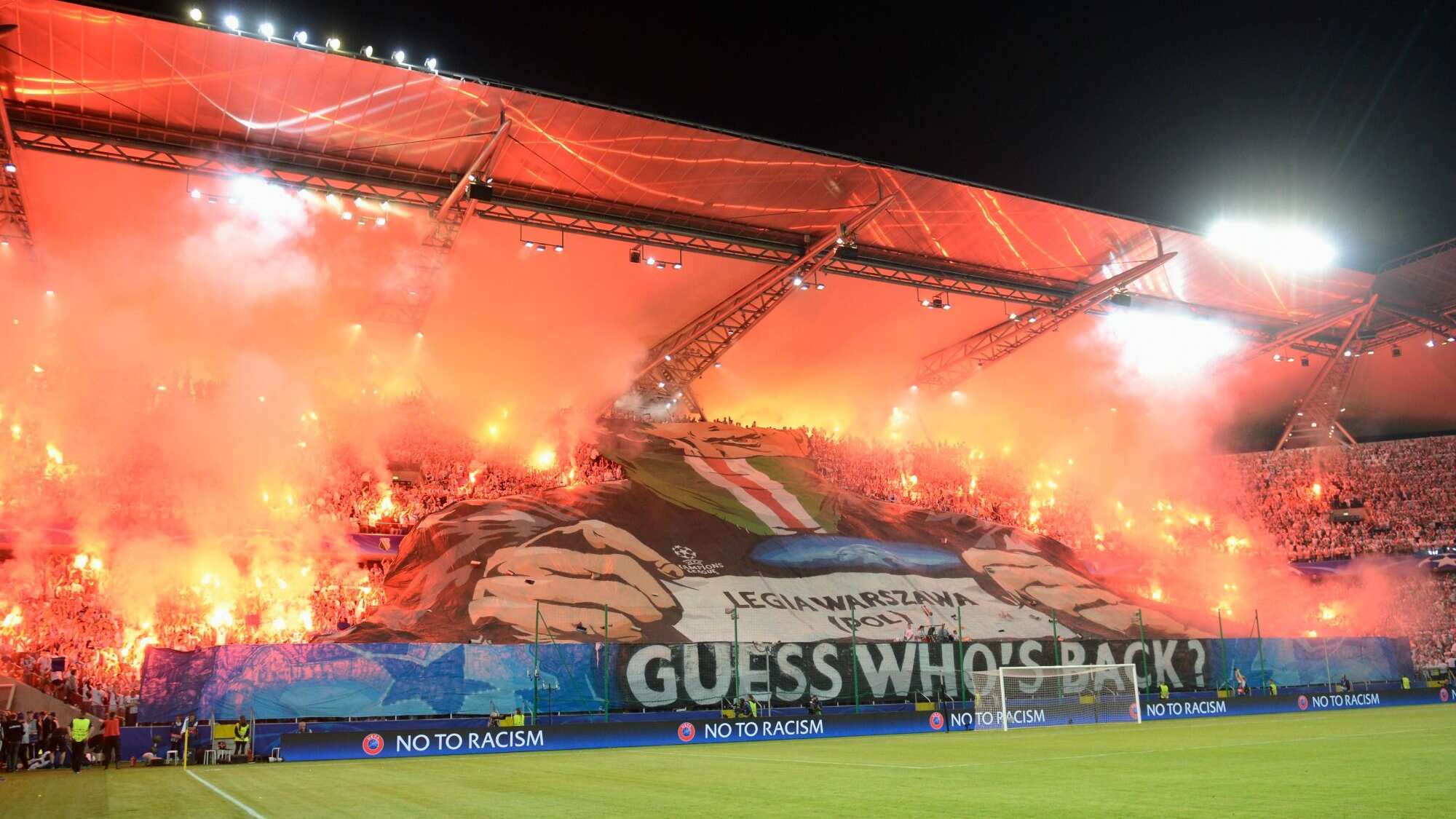 Los fanáticos del Legia Varsovia se hacen sentir