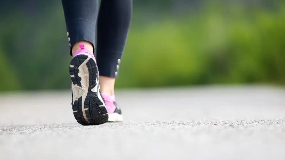 Además de hacer ejercicios, caminar todos los días ayuda a mantenerse saludable.
