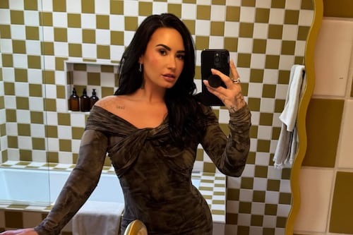 Demi Lovato responde a los fans preocupados que la notaron ‘temblando’ en un nuevo video