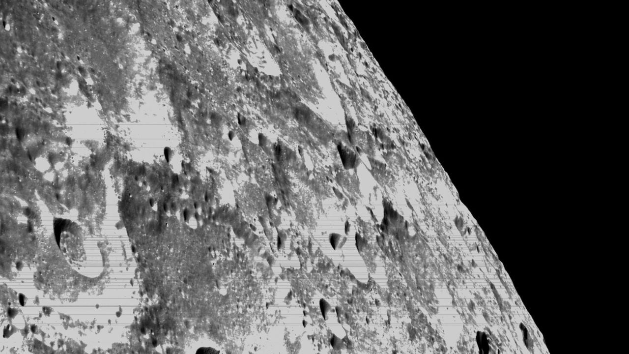 Imágenes en negro y blanco de cráteres en la luna  fueron captados por Orion.