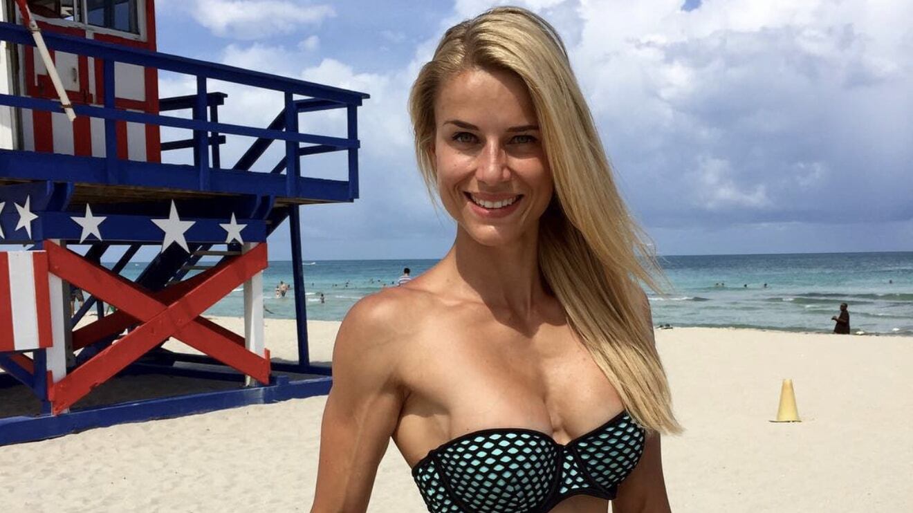 Ella es Adrienne Koleszar, "La Policía más Guapa del Mundo".