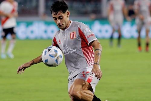 ¿Hubo golpe en la cabeza? Revelan video de la jugada previa al desvanecimiento de Javier Altamirano en Argentina