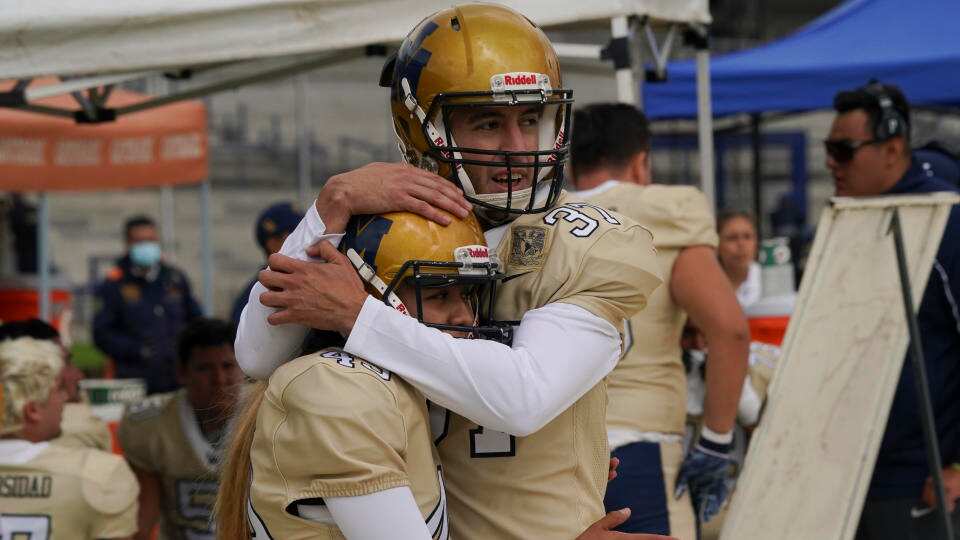 La pateadora Andrea Martínez considera como sus hermanos a los integrantes de su equipo.