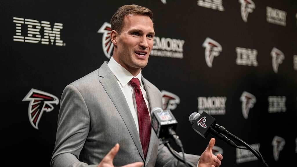 Kirk Cousins presentado en Atlanta.