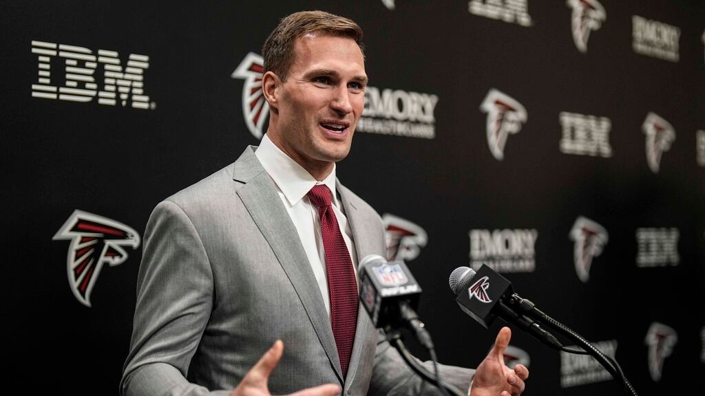 Kirk Cousins presentado en Atlanta.