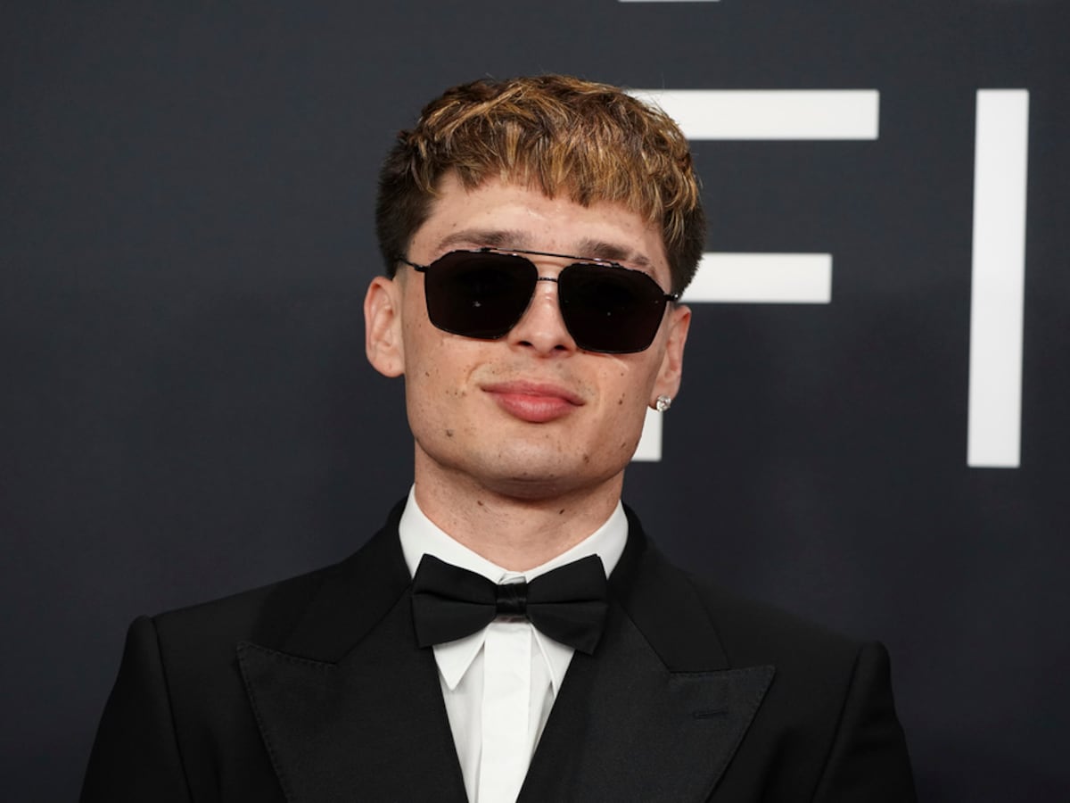 Peso Pluma impacta con su radical cambio de look en los Premios Grammy 2025 – Metro World News