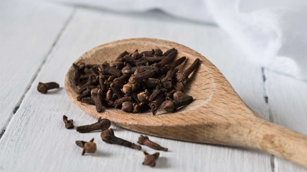 Los clavos de olor combaten el dolor de barriga.