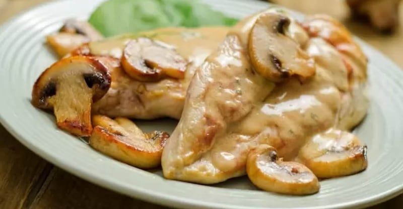 Pollo en salsa de champiñones