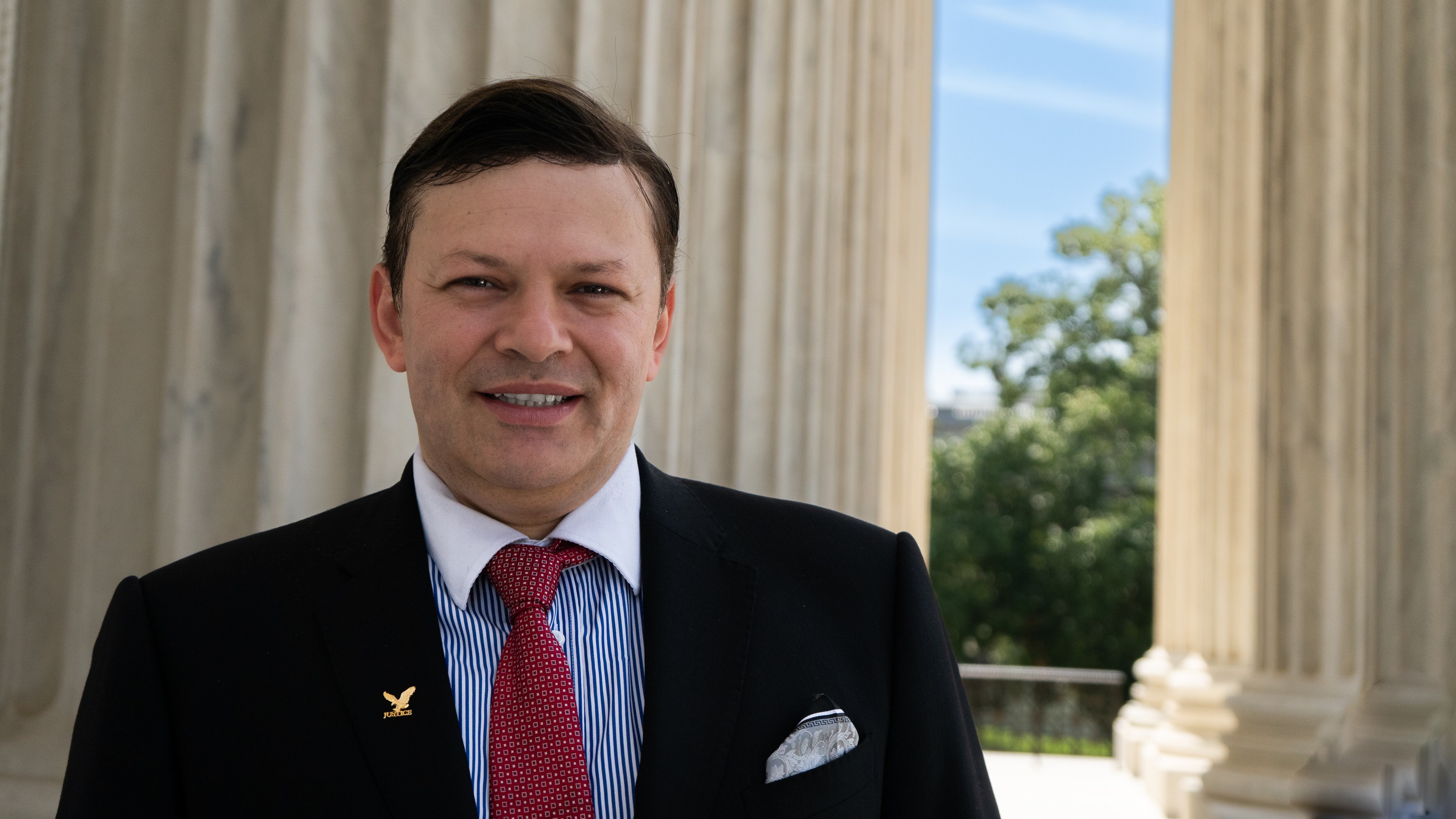 Héctor Quiroga, de Quiroga Law Office, PLLC, es el líder de 246 colaboradores.