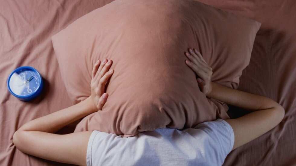 Para tener salud mental y física es importante dormir bien.