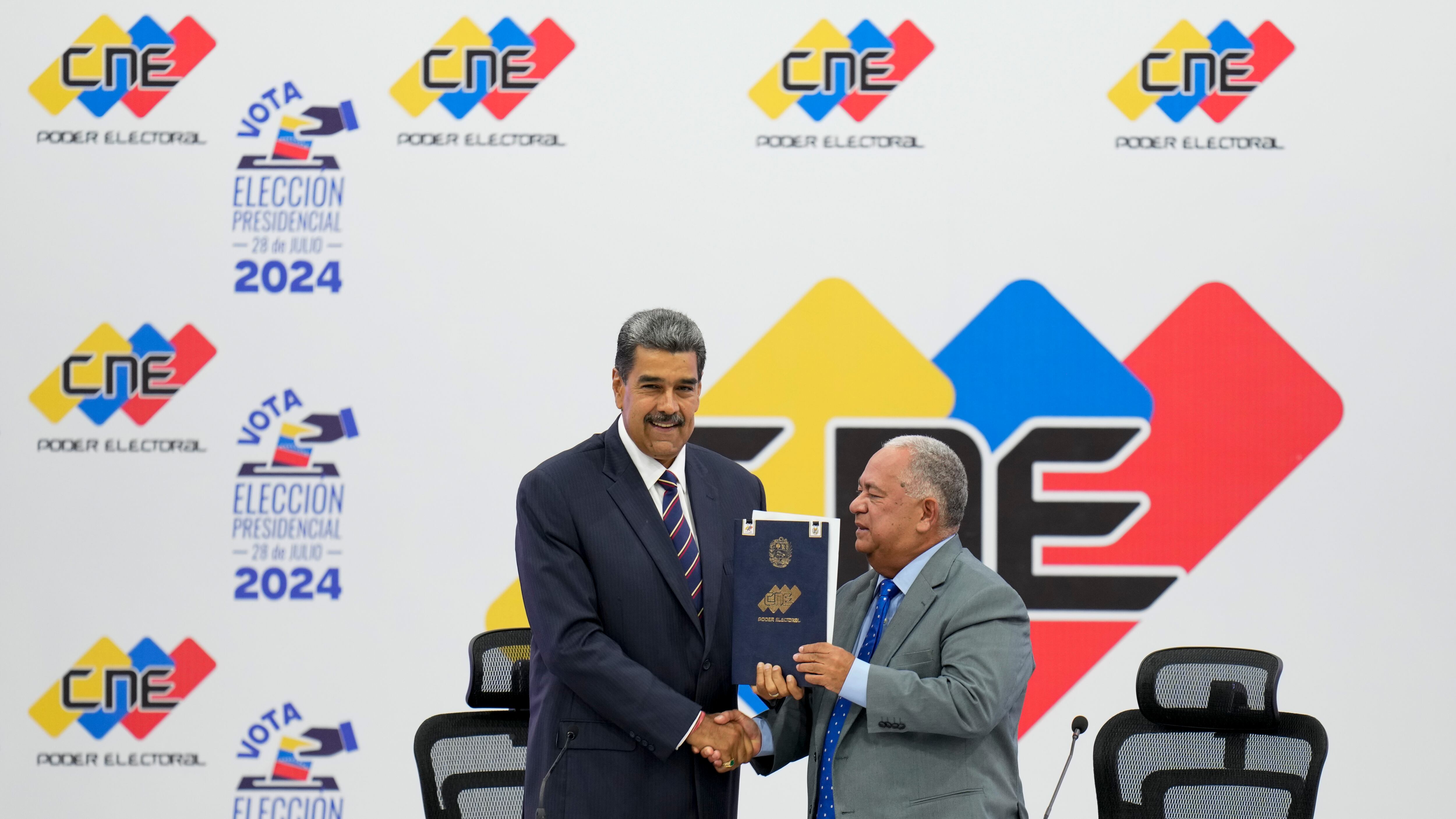 El presidente venezolano Nicolás Maduro, a la izquierda, recibe la certificación del presidente del Consejo Nacional Electoral (CNE)