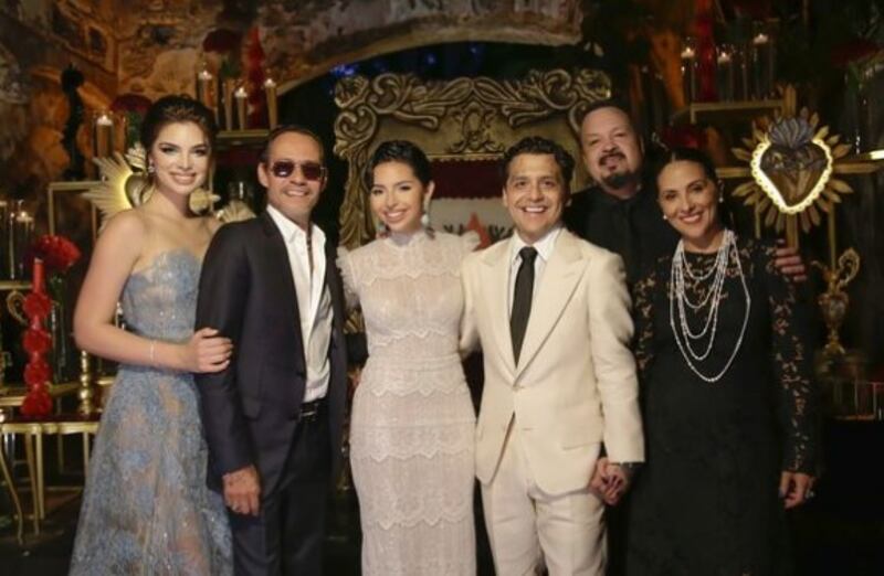 Marc Anthony y Nadia Ferreira con los novios