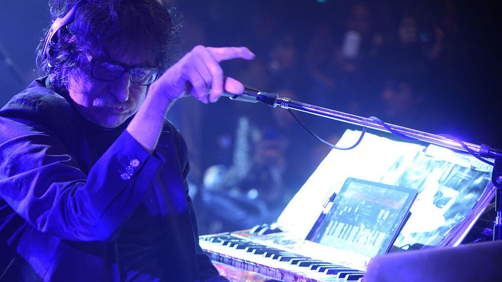 Es aclamado por su extensa obra discográfica, tanto en agrupaciones como en solista, y por abordar múltiples géneros musicales. Foto: Wikipedia.