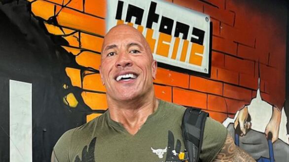 "Hasta con una botella de tequila salí": Andrea Legarreta presume fotografía junto a "La Roca" luego de entrevistarlo