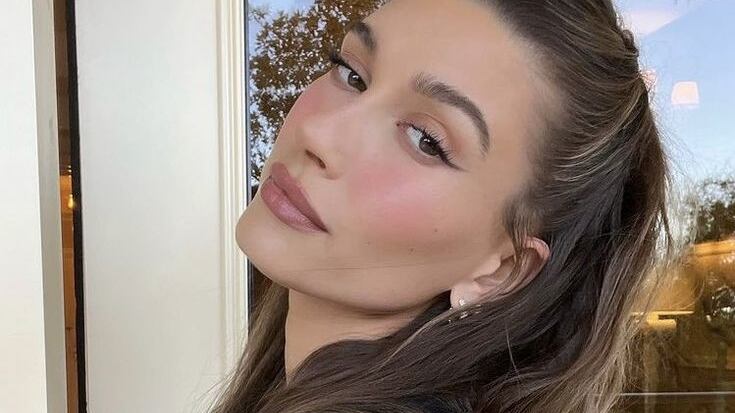 Hailey Bieber trouxe uma nova manicure inusitada para testarmos