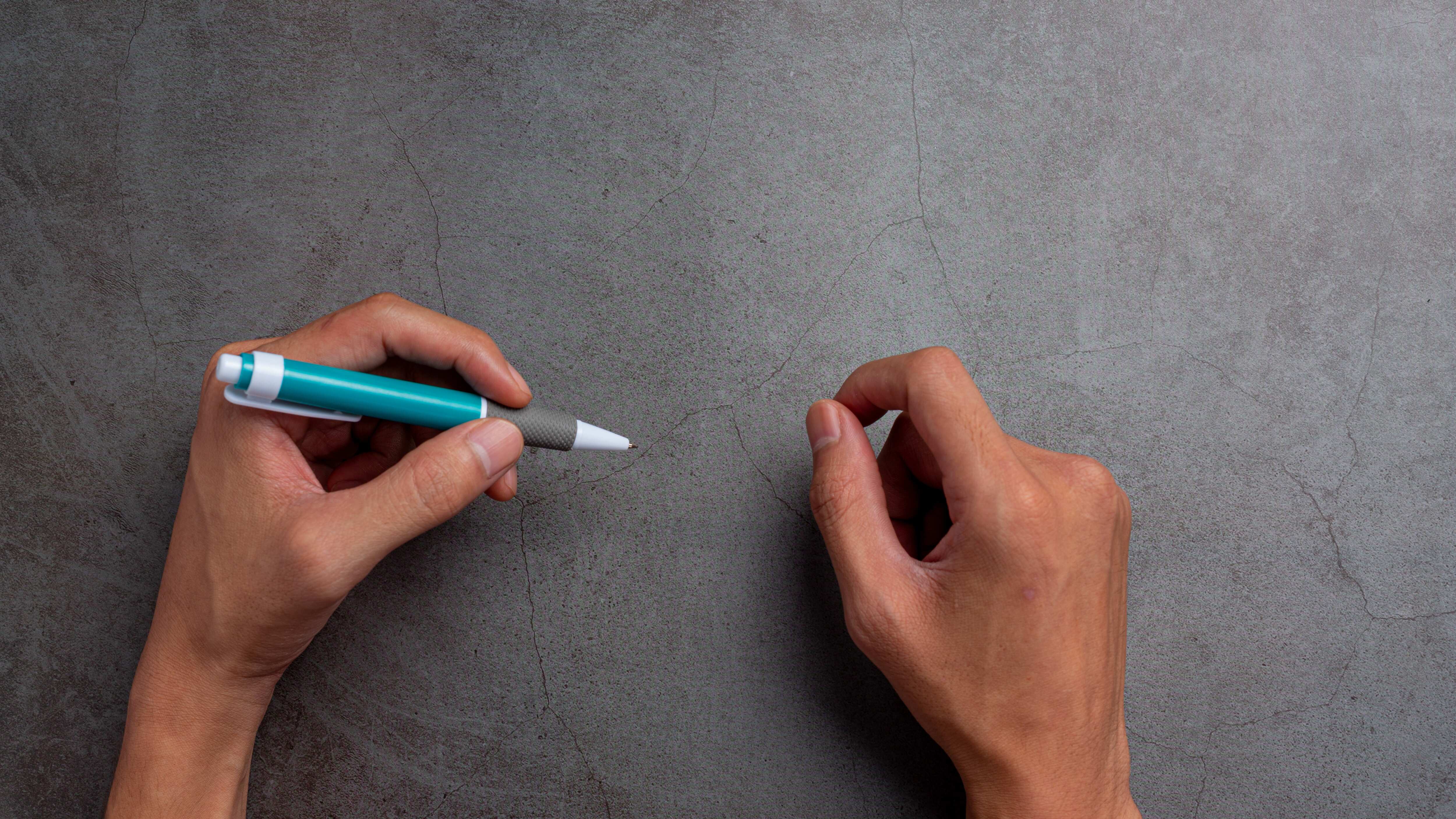 La zurdera es una manifestación natural de la lateralidad cerebral (la preferencia por usar la mano izquierda o la derecha), resultado de la interacción entre factores genéticos y ambientales que influyen en la organización del cerebro y el control motor del cuerpo. Foto: Freepik.