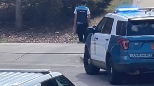Repartidor pasa en medio de operativo policial para dejar pedido