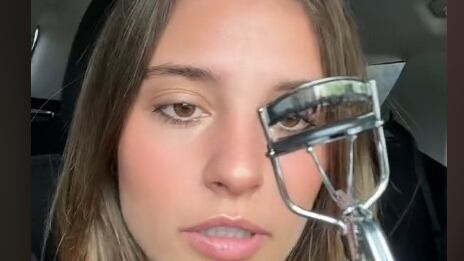 Cuenta su mala experiencia con el rizador de pestaña