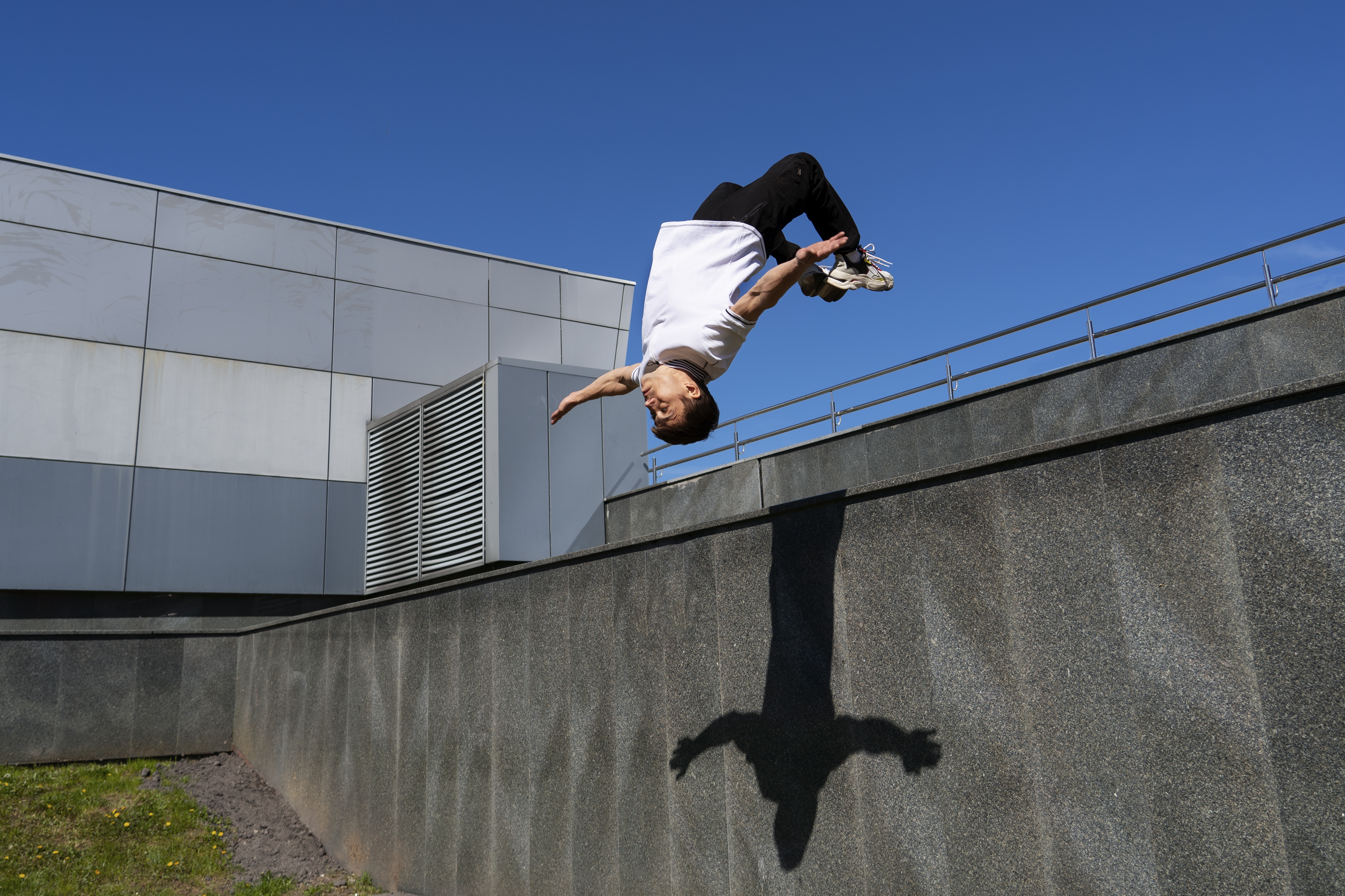 El parkour, cuyo nombre tiene un origen francés (parcours du combattant, o carreras de obstáculos), es una disciplina que se basa en el desplazamiento de un punto a otro de una forma fuera de lo convencional, sometiendo a tu cuerpo a pruebas cuyo elemento base es la espectacularidad. Foto: Magnific.