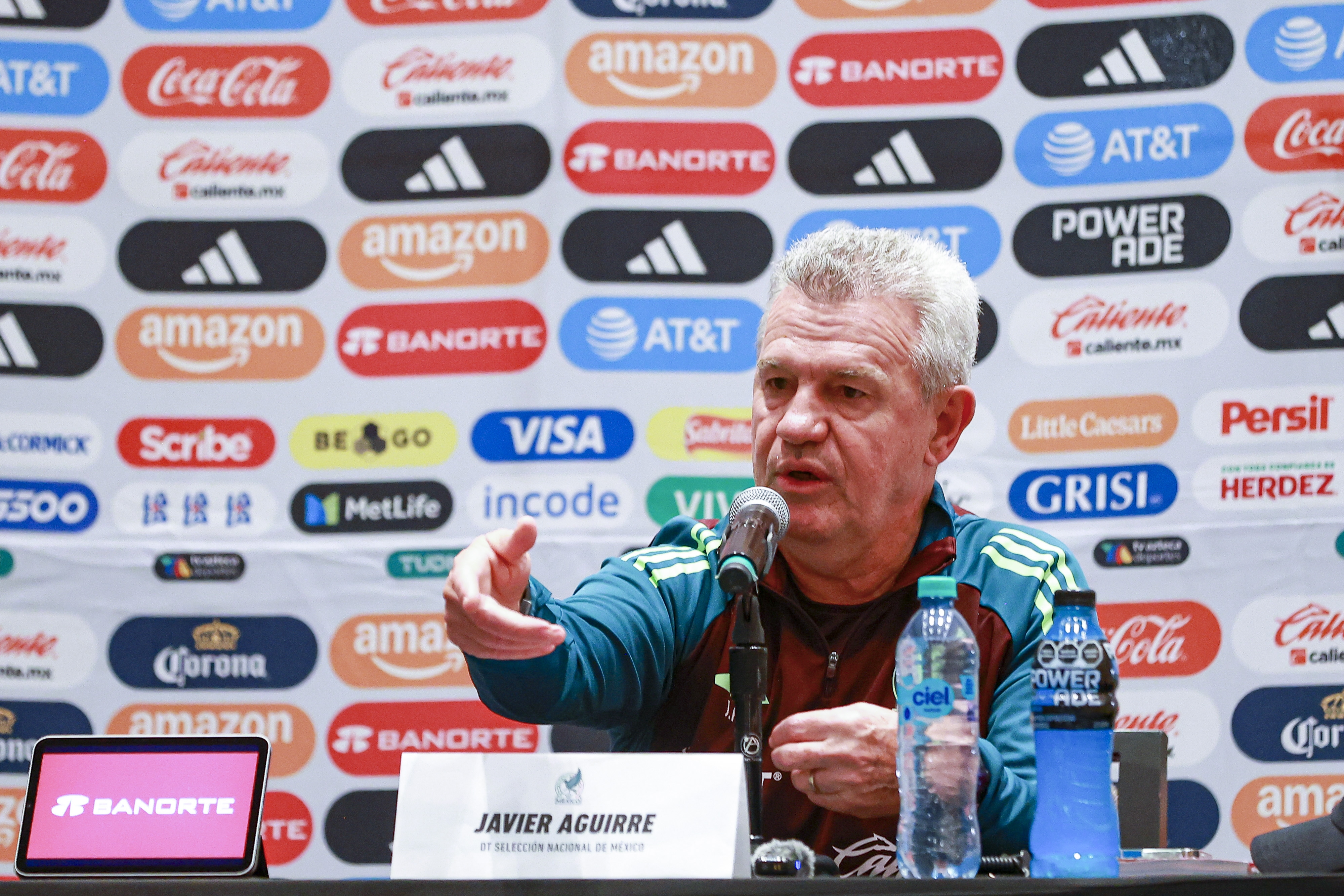 Javier Aguirre habría impuesto a un reportero.