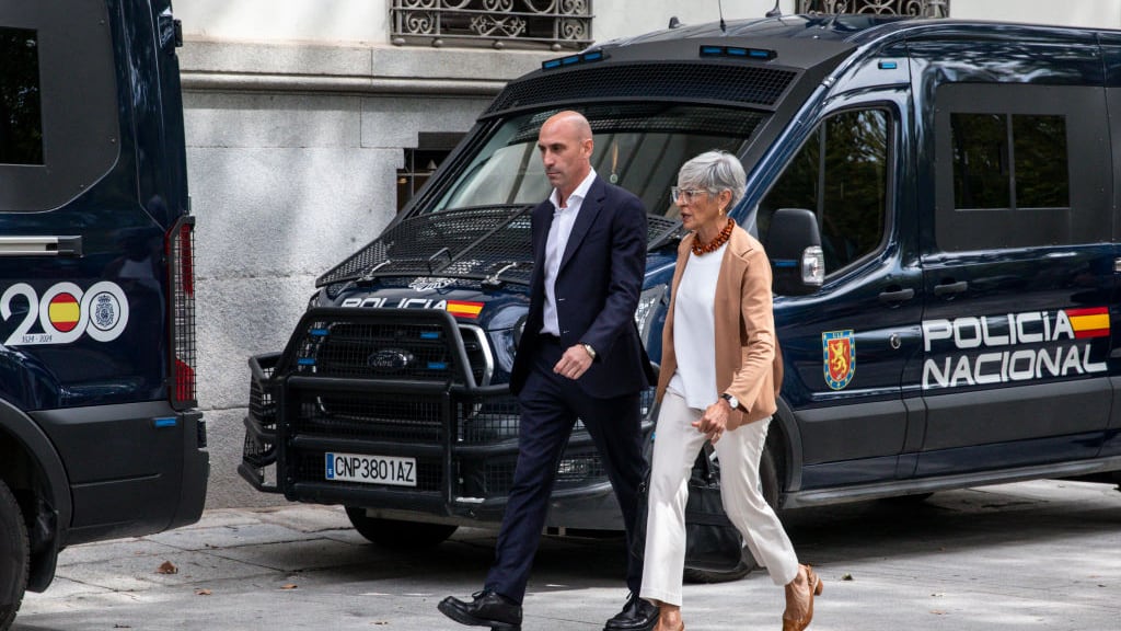 Luis Rubiales en una imagen de archivo, y acompañado por su abogada, deja los tribunales de Madrid