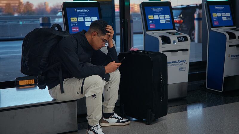 Caos en los aeropuertos de Estados Unidos: Aerolíneas cancelan cientos de vuelos debido al cierre del gobierno