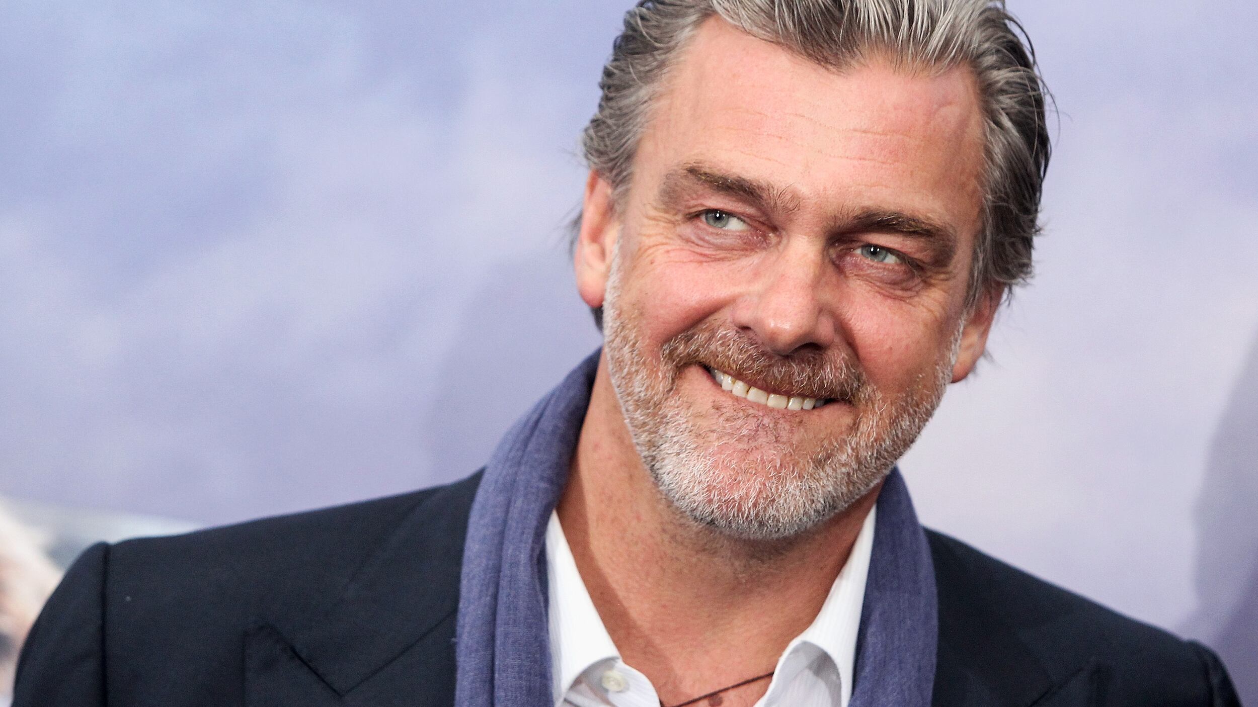 Ator faleceu aos 58 anos enquanto filmava longa na Itália