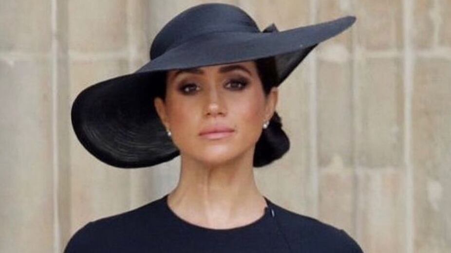 Em um incidente, Meghan supostamente teria explodido com uma jovem funcionária na frente de seus colegas de trabalho. "Não se preocupe. Se houvesse literalmente mais alguém que eu pudesse pedir para fazer isso, eu estaria pedindo a eles em vez de você”, ela teria dito.