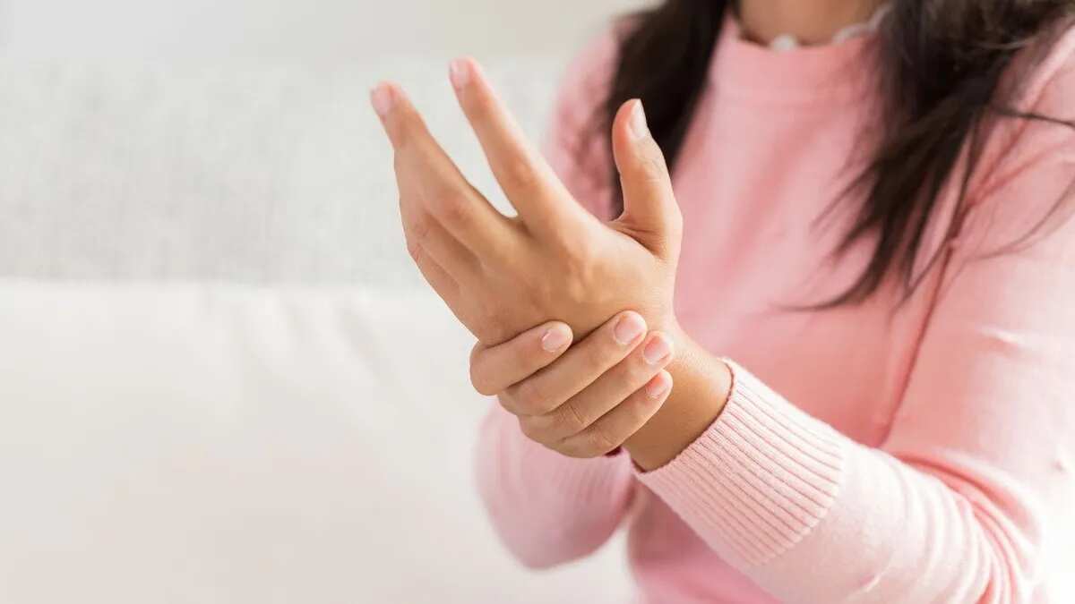 Las manos se pueden dormir por falta de nutrientes.