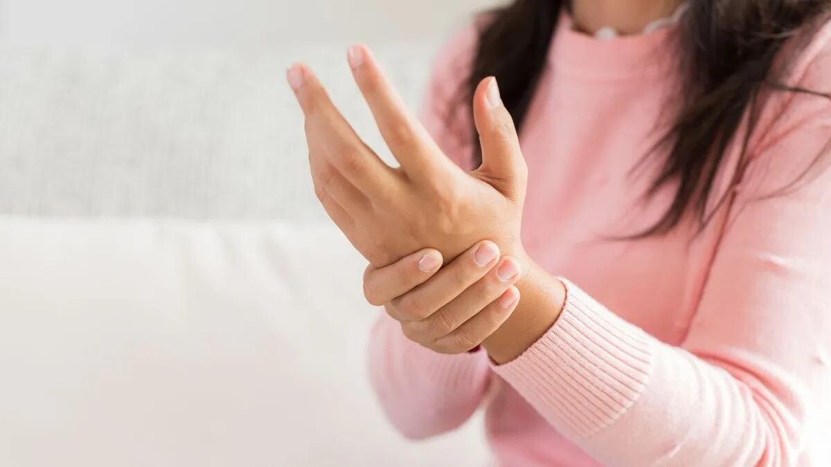 Las manos se pueden dormir por falta de nutrientes.