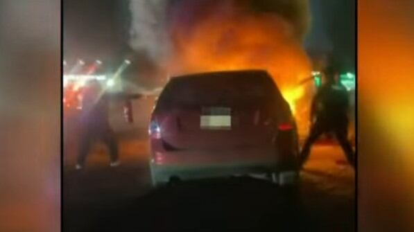 Buscó un extintor para salvar a hombre atrapado en auto en llamas