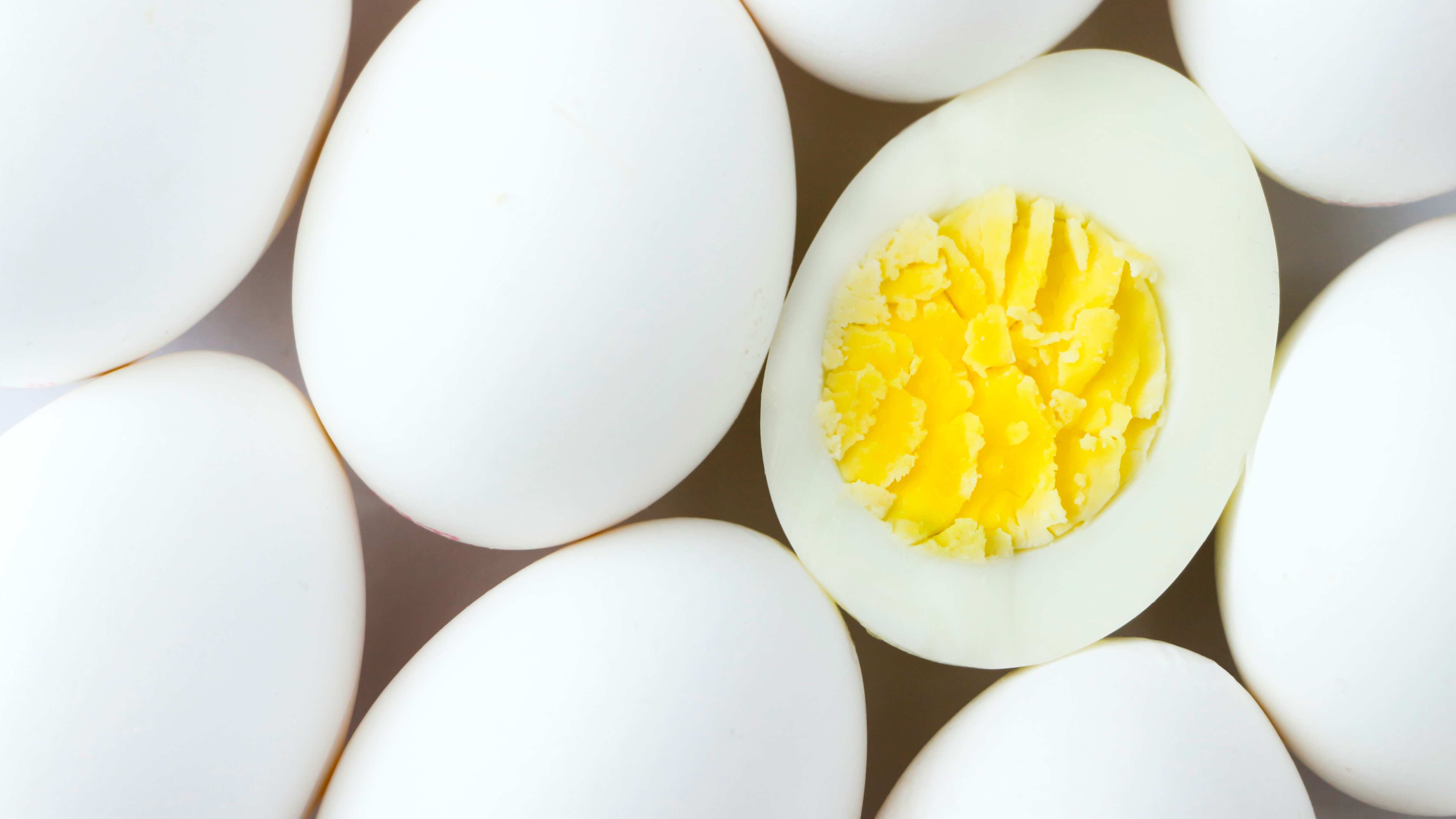 El huevo es una fuente de alimento para los deportistas.