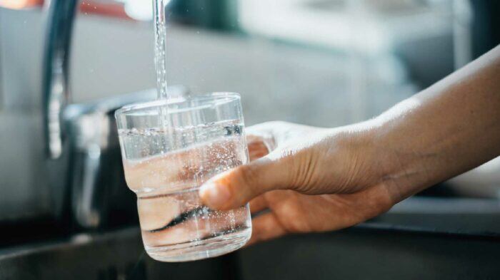 tomar agua de la llave