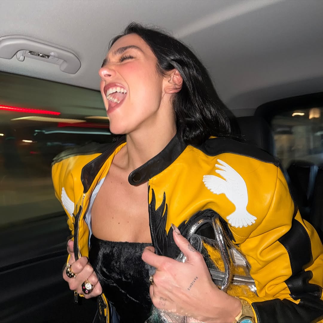 ¿Dua Lipa impuso la boda más elegante del año? Su look nupcial divide a fans por parecer IA