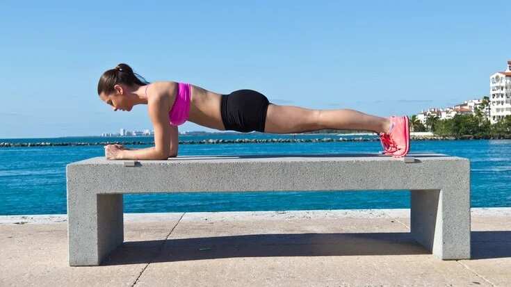 La plancha es un ejercicio que cuida la zona lumbar.