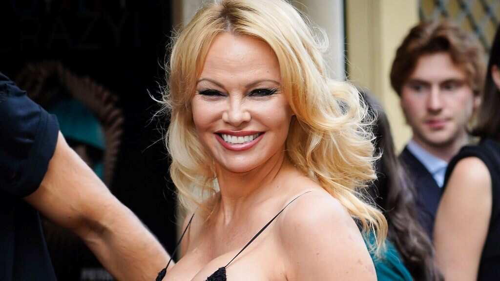 Regresaron los peinados de los 90, como el de Pamela Anderson.