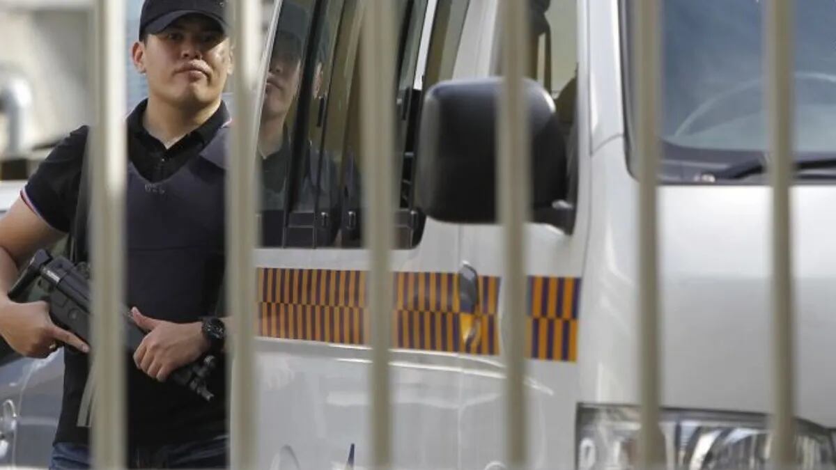 El presunto sospechoso fue retenido con un arma en California.