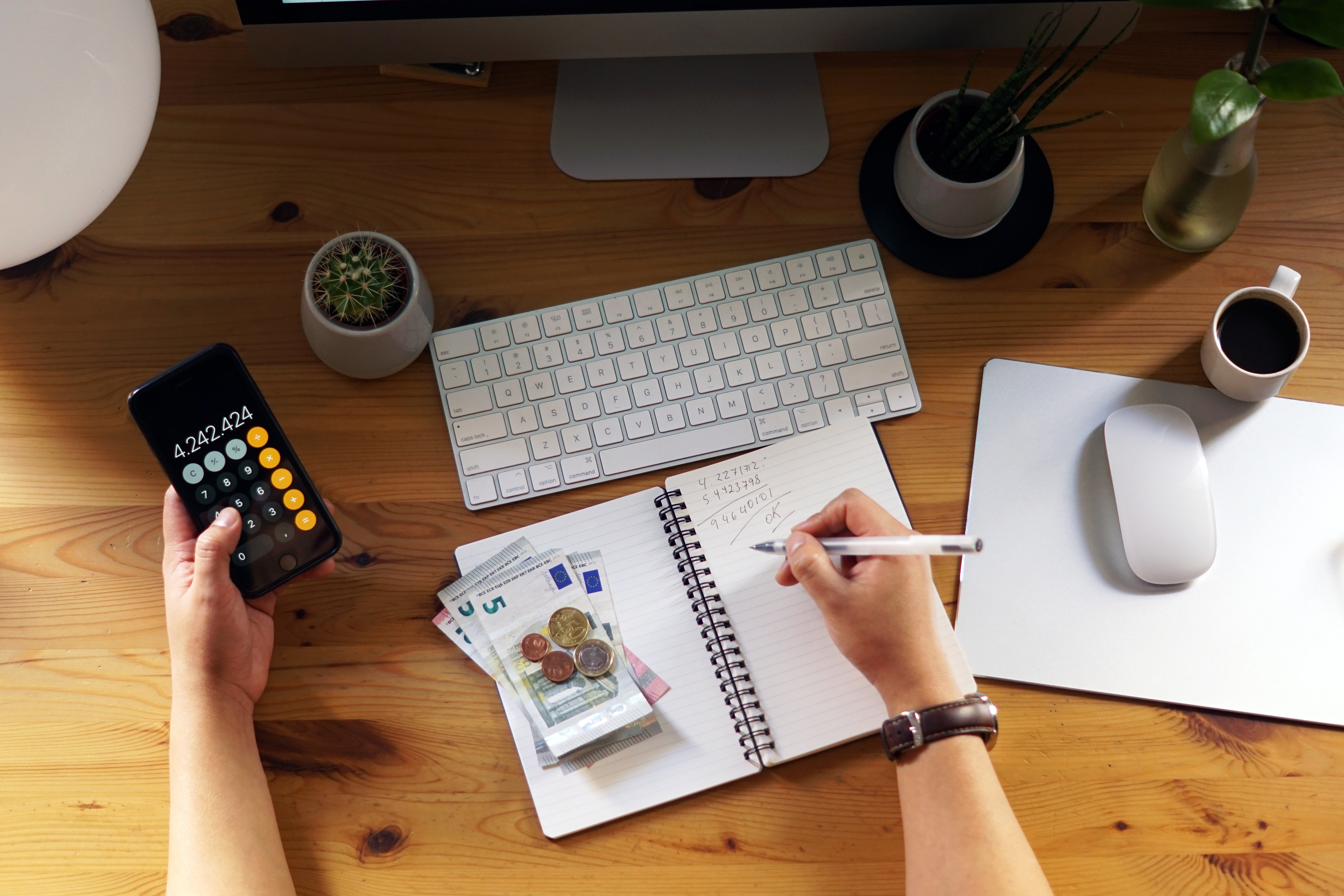 La regla del 50/30/20 tiene como objetivo ayudarte a dividir tus ingresos de manera equilibrada entre tres categorías: gastos básicos, deudas o gastos personales, y ahorro o inversión. Foto: Freepik.