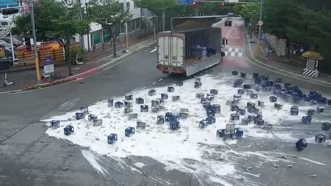 Los transeúntes ayudaron al conductor a recoger lo que se pudo