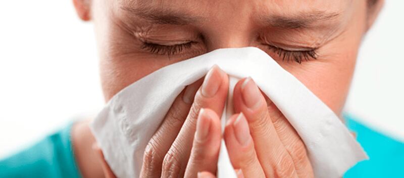 La congestión nasal al igual que los estornudos resulta normal en la alergia.