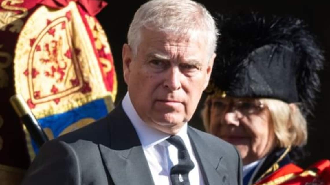 A procissão, que parecia ser solene, teve um incidente: um homem gritou ao príncipe Andrew “Andrew, você é um velho doente”.