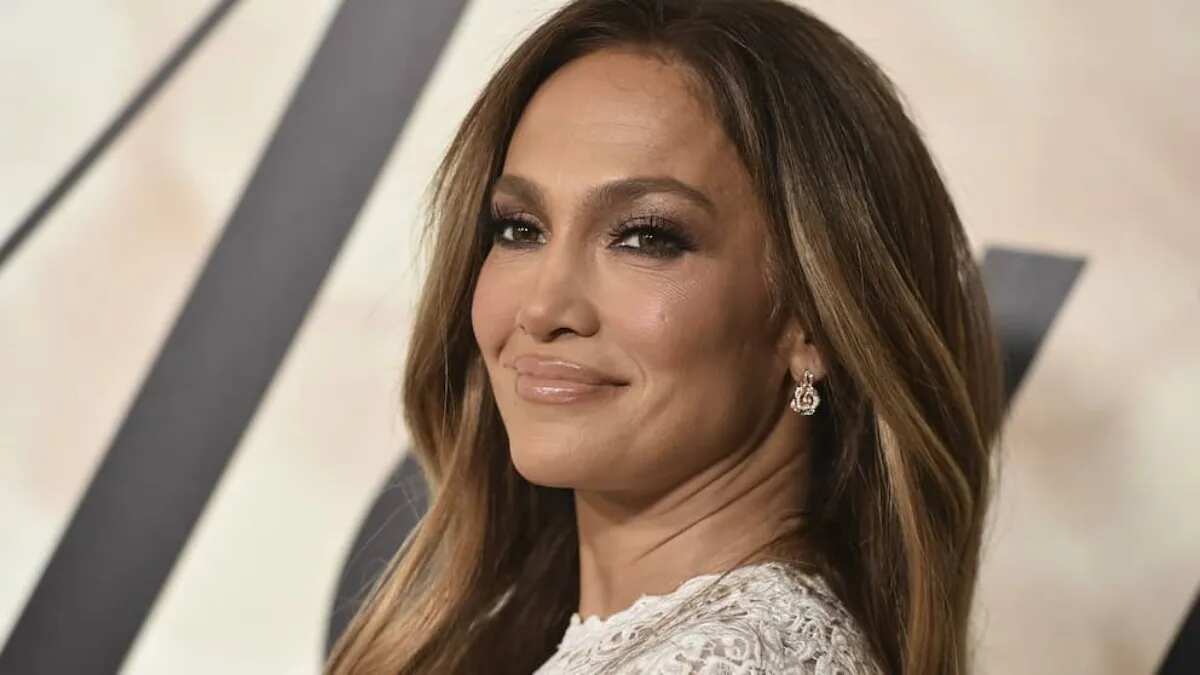 Vestidos ousados aos 50: Jennifer Lopez mostra como usar a peça que deixa mais pele à mostra