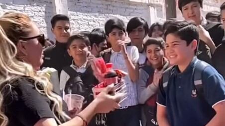 El estudiante se atrevió con todo a declarar su amor a su profesora