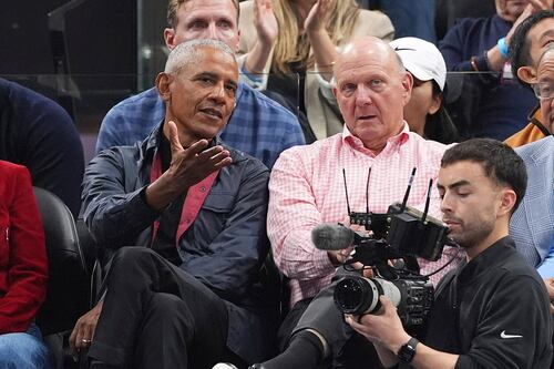 Barack Obama appears alone at an NBA game and rumors of divorce with Michelle resurface