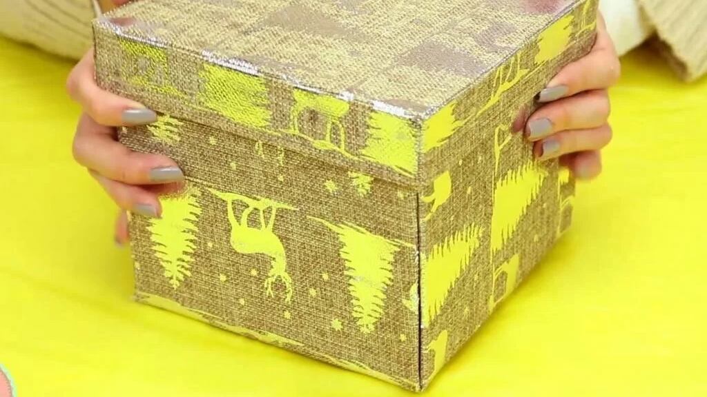 Uno de los regalos que puedes dar es una caja sorpresa con papel sanitario adentro.