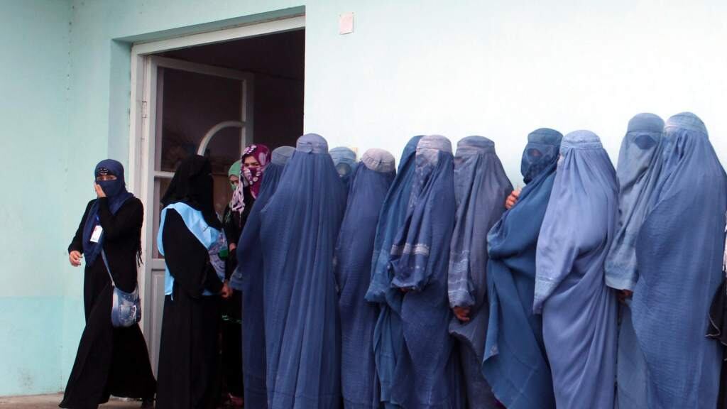 Las prohibiciones y castigos de los talibanes a las mujeres